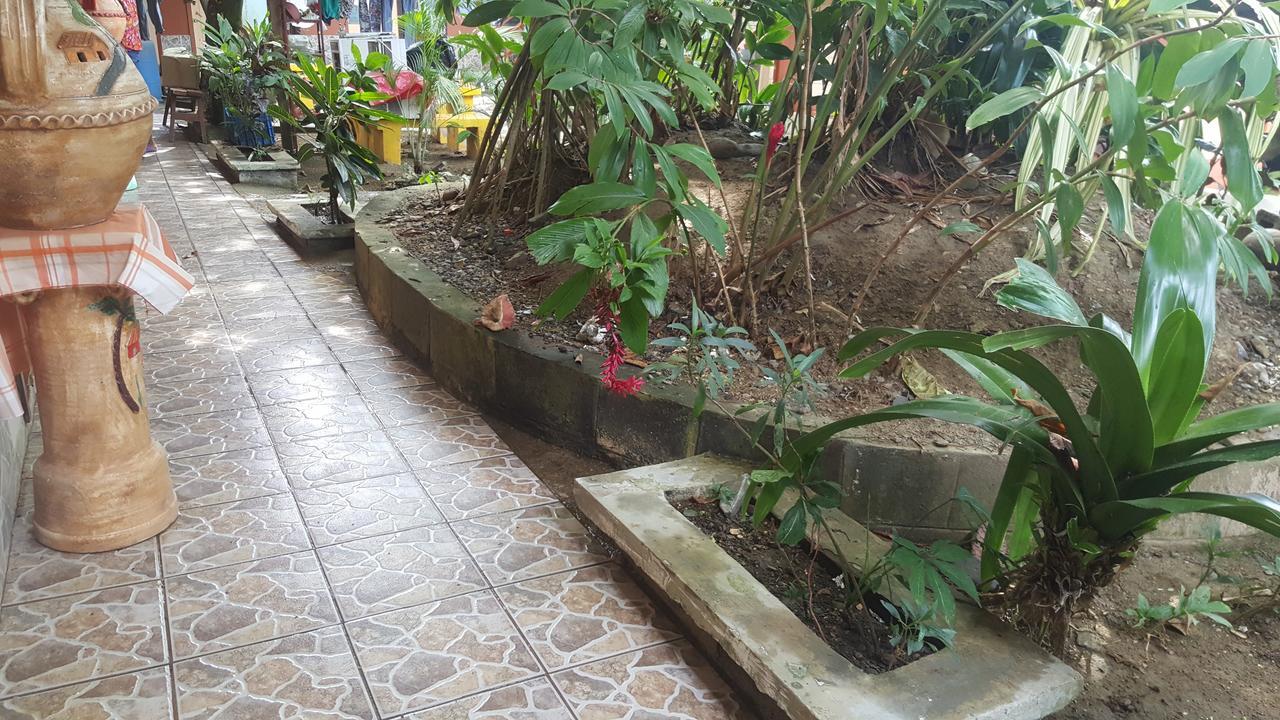 Hotel Economica Coxen Hole Dış mekan fotoğraf