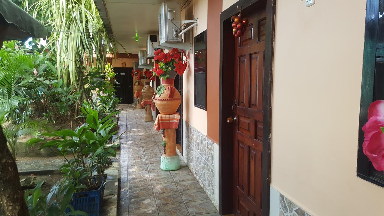 Hotel Economica Coxen Hole Dış mekan fotoğraf