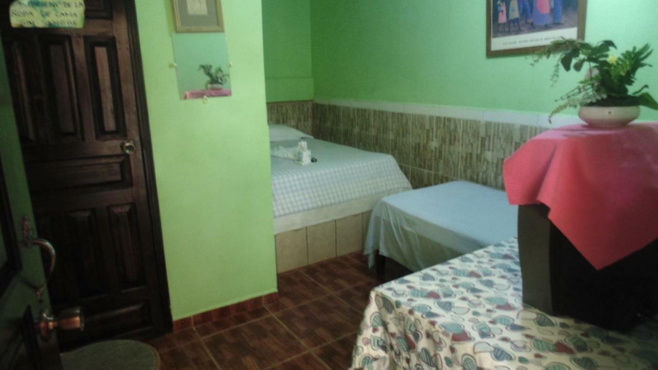 Hotel Economica Coxen Hole Dış mekan fotoğraf