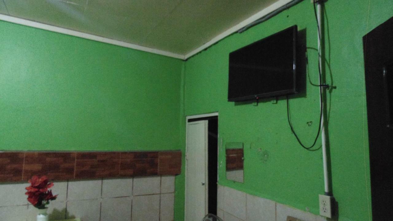 Hotel Economica Coxen Hole Dış mekan fotoğraf